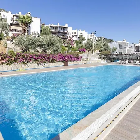 Central House With Shared Pool Near Paradise Bay In *