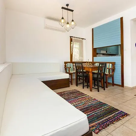 Central House With Shared Pool Near Paradise Bay In Dom wakacyjny Bodrum